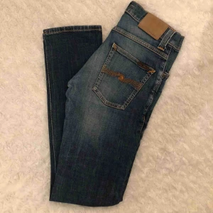  - Super super fina jeans från märket Nudie! Dom är i väldigt gott skick! Modellen är i smal, rak passform. 