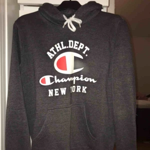  - Skit fin mörkgrå hoodie från champion i storlek M, väl använd men i väldigt fint skick. Kan mötas i göteborg annars står köpare för frakten!!