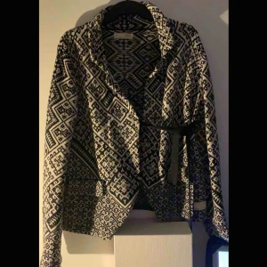  - Odd Molly kofta, knappt använd och är i riktigt bra skick! Storlek 3 motsvarar ungefär M (passar mig som är S/M) köpare står för frakt😊