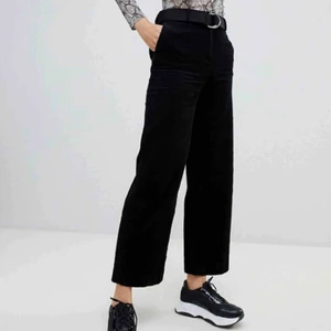 Manchesterbyxor  - Superfina manchesterbyxor från Monki. Byxorna är i bra skick då de bara amvänts någon gång😊