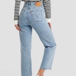  - Intressekoll!! Ett par Levis straight ribcage som endast är använda ett fåtal gånger, så i superfint skick!!! Buda om du är intresserad!!