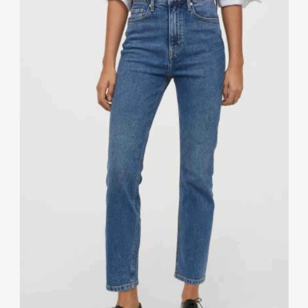 Jätte fina mom jeans!🦋 Passar xs-m berors på hur tajt/löst man vill de ska sitta 💖. Jeans & Byxor.