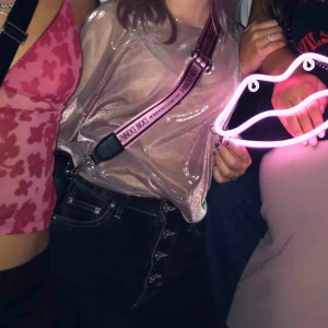  - Väskband ifrån Dondonna som inte längre går att köpa! Köptes för 250kr ! Kan mötas i sthlm eller frakta 🌸🌺 