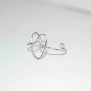  - En väldigt fin ring - alla hjärtans dag edition! ❤️ om du vill köpa till en handvikt låda av tidningspapper kostar den 15kr.  OBS! Vi kan ej garantera vad smycket är i för material. Fraktas eller möts upp i Västerås ⚡️