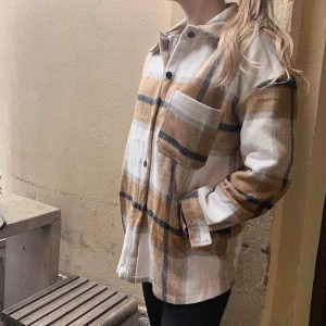  - Denna snygga jackan har jag dubbletter av. Säljer därför ena jackan. Det är en M men sitter mer som en S. Den är helt ny och prislappen sitter fortfarande kvar. Hoppas på att den kan få ett nytt hem!🌟😊