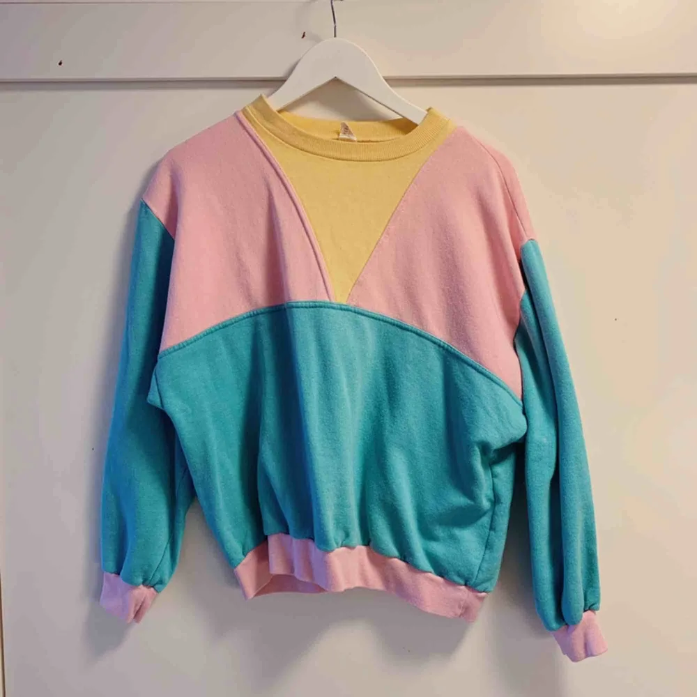 Vintage sweater 🌸💓🌸💓 passar S/M. Kan skickas (frakt tillkommer) 🕊🕊. Tröjor & Koftor.