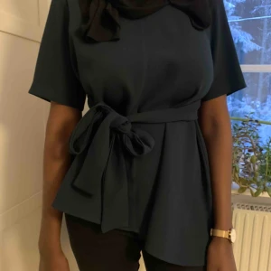  - En fin mörkgrön topp från Zara, kan även användas som S. Aldrig använd. Kan skicka fler bilder vid förfrågan. Köparen står för frakt😊