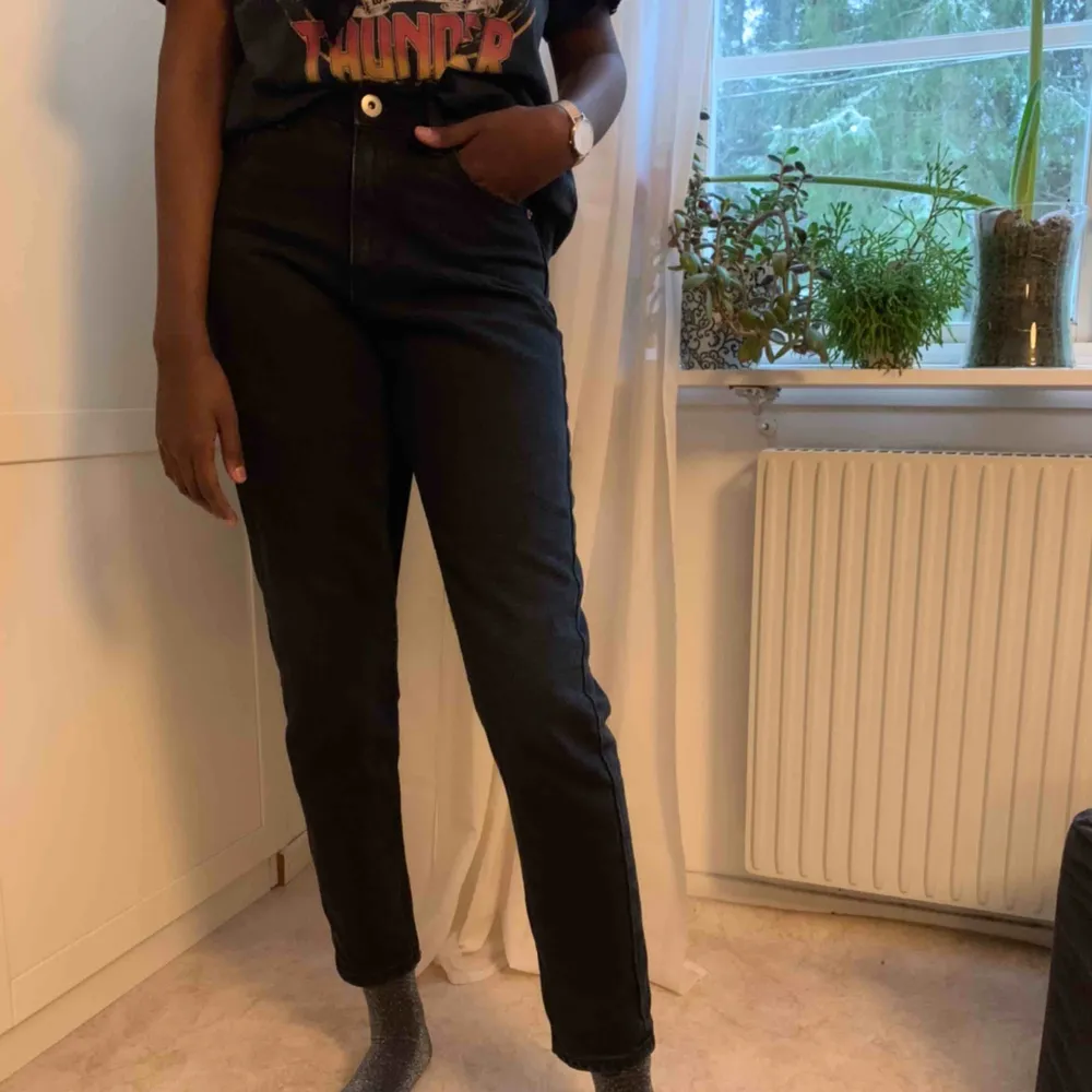Väldigt fina svarta mom jeans, syns inte jättebra på bild men kan skicka fler bilder vid förfrågan. Köparen står för frakt😊. Jeans & Byxor.
