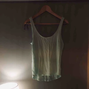  - Snyggt linne med öppen rygg. Fint skick! 