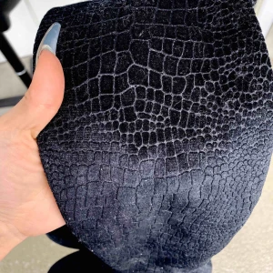  - Overknee boots/lårhöga stövlar i mocka med croco mönster och snörning därbak! Super snygga, säljes pga fel storlek.  Passar 38 ev 37/37,5! 