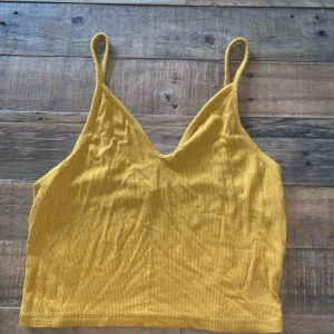  - Ett gult linne från bikbok i storlek S, knappt använd. Frakt tillkommer!