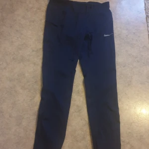  - Blå träningstights från Nike med praktisk mobilficka på låret. Frakt 50 kr! 😊