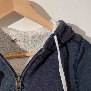  - kofta med ludd inuti ifrån hollister, storlek S. kan mötas upp i Ystad/Tomelilla, annars tillkommer frakt. vi tar swish och kontanter.