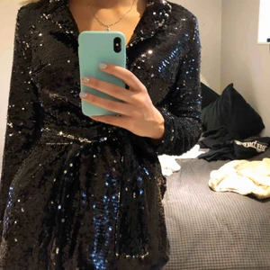  - En svart paljettblazer från Vanessa Moe x NAKD, använd endast en gång. Kan mötas upp i Stockholm eller så står köparen för frakten☺️