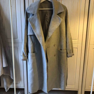  - Grå kappa från 2ndday, använd ca 3 ggr, som ny! 