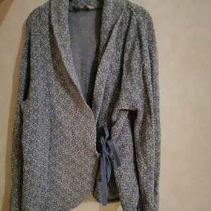  - Otroligt skön tröja. Bra begagnat skick. 