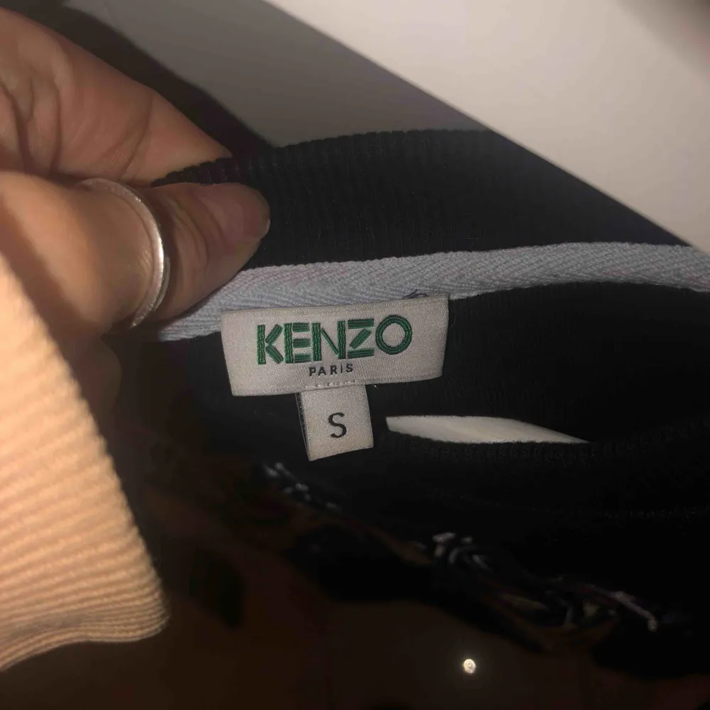 Kenzo tröja stl S. Använd 1 gång. Fick tröjan i present men säljer den vidare då det inte riktigt är min stil. Har literally bara använt den 1 gång🤙 nypris ca 2300. Köparen står för frakt. Tröjor & Koftor.