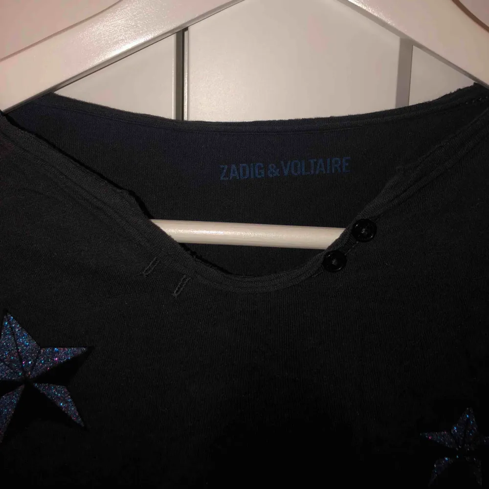 Långärmad tröja från Zadig & Voltaire med stjärnor. Är från barnsidan men skulle säga att den passar en XS. Ord. Pris ca 800kr! Inga slitningar alls!. Toppar.