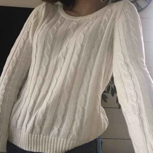  - Super fin vit kabel stickad tröja från ONLY. Säljer då den inte används längre pga inte min stil. Bra skick, inga fläckar eller hål! Frakt tillkommer🌸