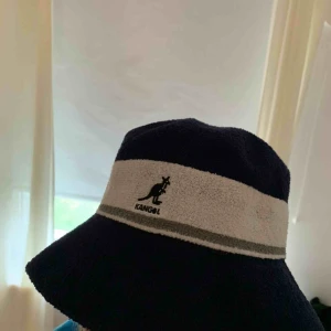 - Kangol bucket hat köpy på urban outfitters i köpenhamn 🤍 