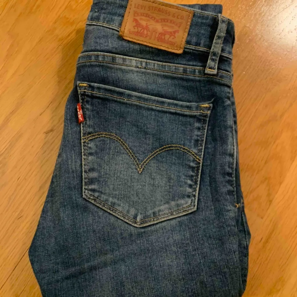 Säljer ett par helt oanvända Levis Jeans i modellen 711 Skinny. Supersnygg passform och så sköna!! Nypris ligger på strax över tusen, budgivning börjar på 250. Köparen står för frakten som ligger på 64 kronor🥰. Jeans & Byxor.