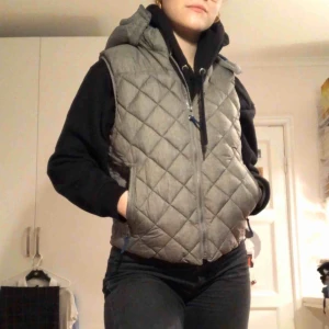  - Fin och varm väst från Hm logg. Materialet är quiltat. I fint skick och perfekt till våren! 