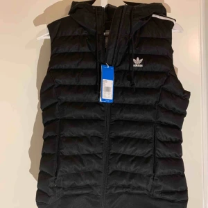 Adidas väst storlek 34 - Säljer min helt nya adidas väst i storlek 34, prislappen är kvar❤️  Köparen står för frakten❣️