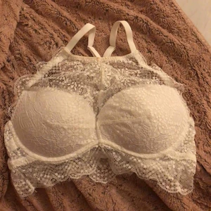 Bh/topp - Väldigt fin och sexig vit see through bh som kan även användas som topp! I fin och ny skick, aldrig använd då det inte passar mig :( 