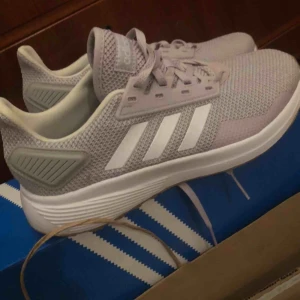  - Helt nya adidas träningsskor som jag fått men som jag inte är i behov av! 