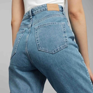  - Säljer mina row-jeans i färgen Sky-Blue då de tyvärr är förstora i midjan på mig💓 