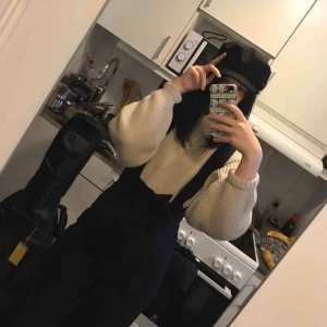  - Hängselbyxor i typ med högmidja och skärp från bershka. Köpta i somras och använda 2 gånger. Vid frakt står köparen för fraktkostnaden/