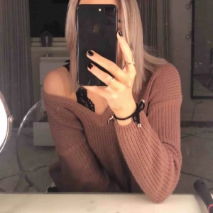  - Jättemysig stickad tröja från Nakd i storlek xs. Har klippt av lappen då jag har använt den med det v-ringade både fram och bak💕