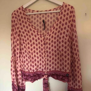  - En jättefin ny blus från Hollister i storlek M. Endast testad en gång, prislapp sitter kvar. Detaljer i ärmarna som man ser på sista bilden  Fraktkostnad tillkommer