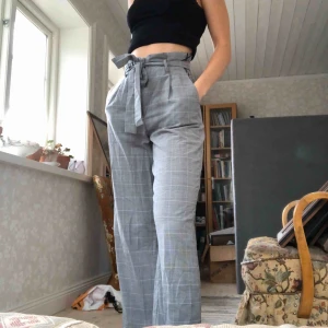  - Snygga grårutiga byxor. Använda ett fåtal gånger.