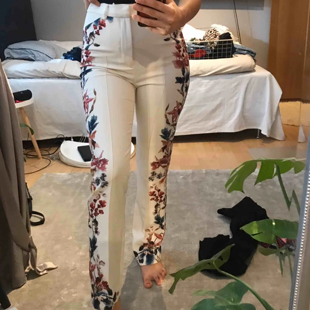 Svinsnygga byxor från Zara! Blommor vid sidan av byxorna. Är 160cm lång så har klippt liiite i byxorna för att de var alldeles för långa för mig förr! De är lite vid där nere🥰🥰. Jeans & Byxor.