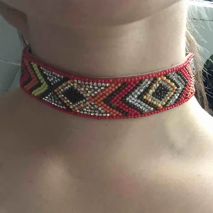  - Jättecool chokerhalsband! Aldrig kommit till användning så helt i nyskick.