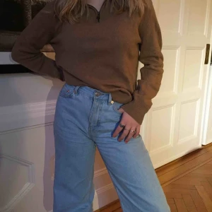  - Mysig varm brun zip up tröja i mycket bra skick. Frakt tillkommer