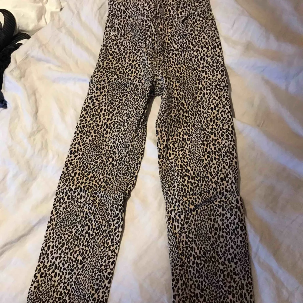 Leopard jeans från HM. Sparsamt använda, och i jättefint skick. Säljer pga att dom tyvärr är försmå. Köparen står för frakten💓. Jeans & Byxor.