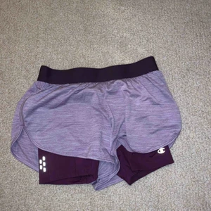 - Ett par lila tränings short, mycket bekväma och luftiga sitter super skönt i midjan! aldrig använt!