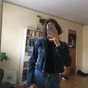 - Kort jeansjacka! Färgen gör sig rättvis på första bilden, på andra ser den ut att vara mörkare! 