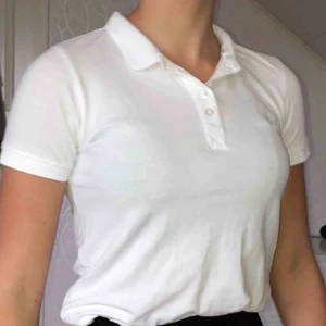  - En snygg pekétröja från Hööks, använd få gånger för ridning. Jag säljer den då den är för liten för mig. Den ser rosa ut på bilden men det är bara blixten. Köparen står för frakt eller så möts vi någon stans i Stockholm💕