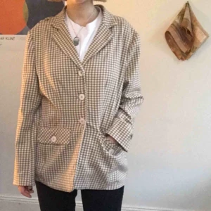  - Rutig kavaj från flash i storlek 40 (sitter på mig som är en S). Möts på södermalm, frakt tillkommer!❣️❣️❣️