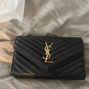  - Jättefin Ysl väska , använts inte längre .. ej orginal  köparen betalar frakt om den ska skickas.  