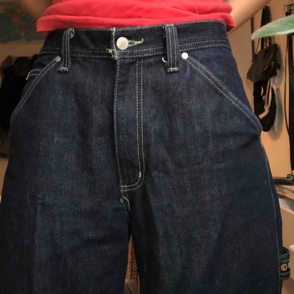 Säljer världens coolaste byxor, men de kommer tyvärr inte till användning hos mig! Priset är 300kr:) kan fraktas mot fraktkostnad💕. Jeans & Byxor.