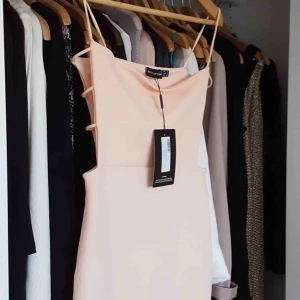  - Oanvänd klänning från prettylittlething. Klänningen går till knäna på mig som är 164xm lång.