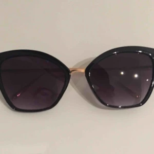  - Cateye solglasögon med metallbågar   Hämtas i Bromma eller skickas, köparen står då för frakt 