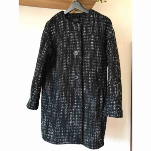  - Snygg kappa från Lindex med knäppning och fickor. Skönt innerfoder. Lagom varm för mildare vinterväder eller mot våren. 52% ull. XS-S.