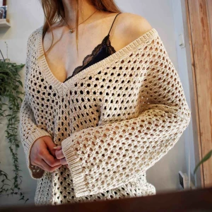  - Säljer denna jättefina ”stickade” oversized tröjan från Ann Taylor. Aldrig använd. Spårbar frakt på 60kr tillkommer eftersom den väger så mycket! Skickar gärna fler bilder!