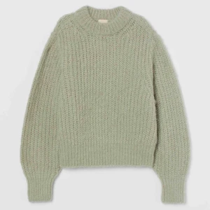  - Tröja från HM trend i stl S. Alpacka- och ullblandning i mintgrön färg, helt oanvänd. Nypriset är 599kr.  Avhämtning kan ske i Stockholm eller skickar via postnord. 