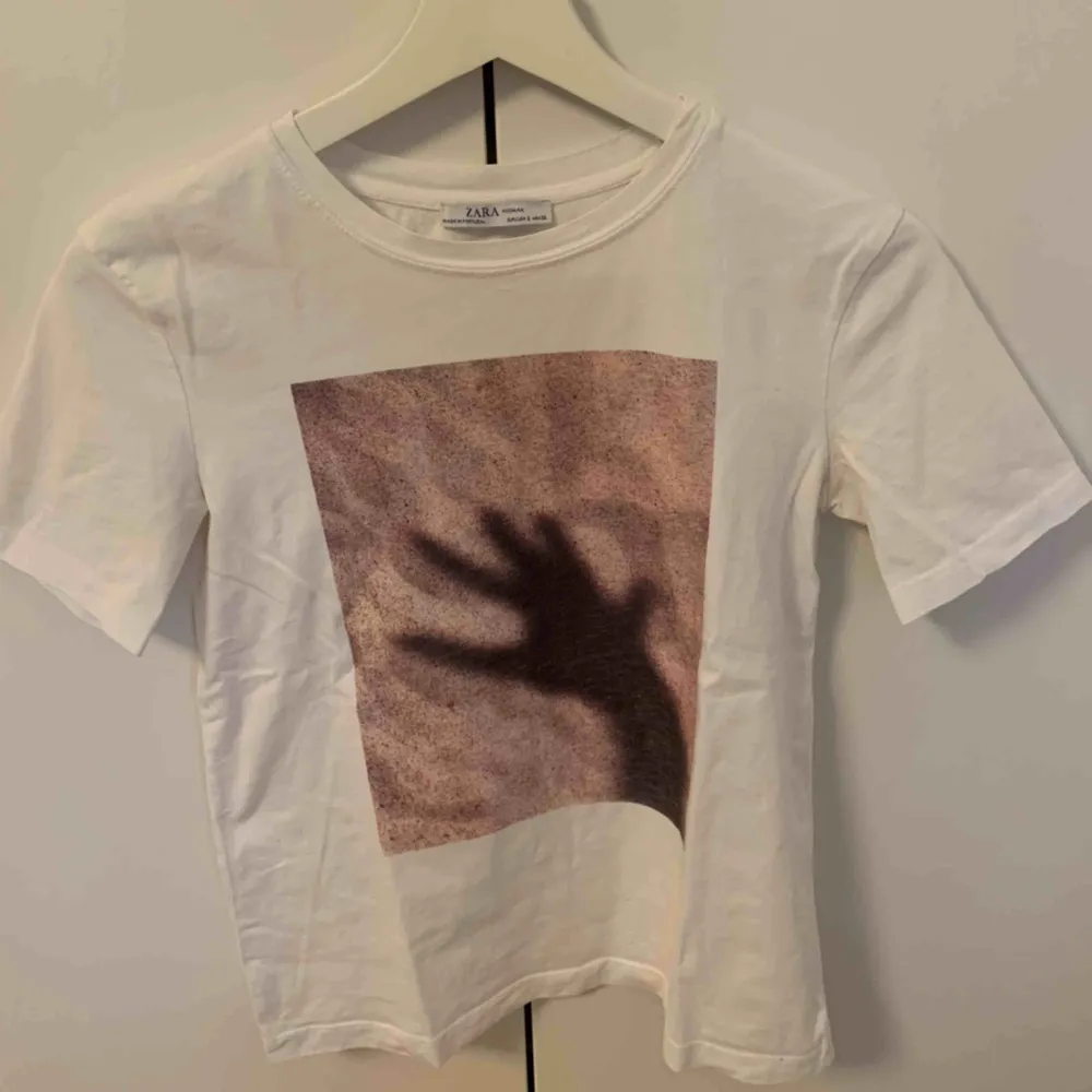 Skitsnygg tröja från Zara som tyvärr är för liten för mig.🙁 Den är i stl S men skulle säga att den är en XS. Frakten är inkluderad i priset.🥰. T-shirts.